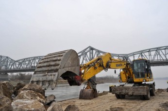 Umocnienie filarów pod mostem w Puławach (3)