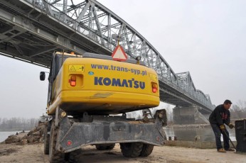 Umocnienie filarów pod mostem w Puławach (5)