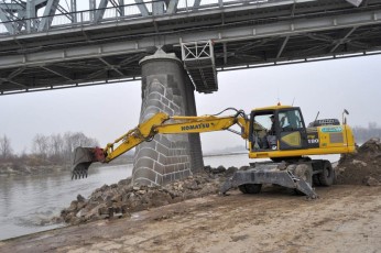 Umocnienie filarów pod mostem w Puławach (8)