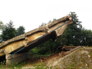 Wyburzanie mostu w m. Boiska Kolonia (1)