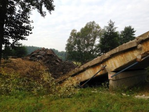 Wyburzanie mostu w m. Boiska Kolonia (2)