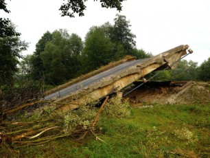 Wyburzanie mostu w m. Boiska Kolonia (3)